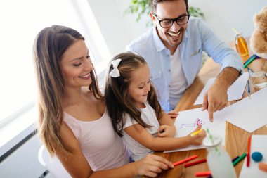 Birlikte mutlu ailesi harcama eğlenceli zaman evde
