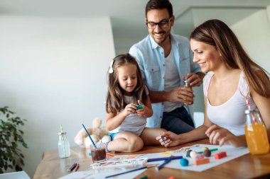 Birlikte mutlu ailesi harcama eğlenceli zaman evde