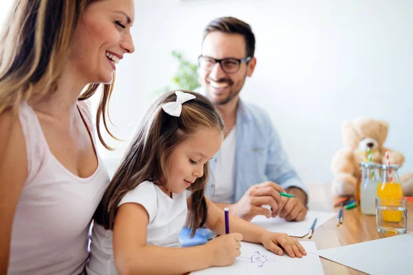 Gelukkige Familie Uitgaven Leuke Tijd Samen Thuis — Stockfoto