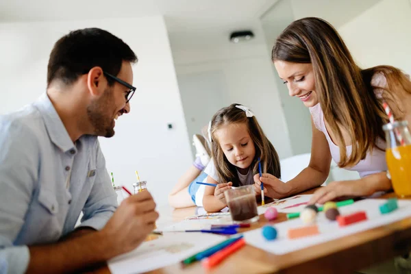 Gelukkige Familie Uitgaven Leuke Tijd Samen Thuis — Stockfoto