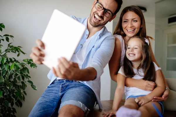 Famille Heureuse Amuser Prendre Selfie Dans Leur Maison — Photo