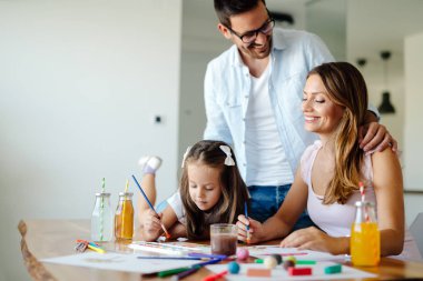 Birlikte mutlu ailesi harcama eğlenceli zaman evde