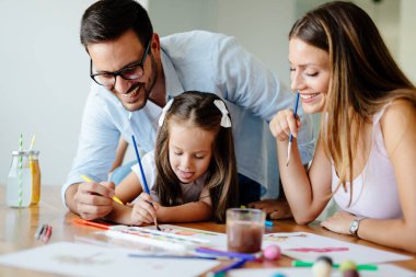 Birlikte mutlu ailesi harcama eğlenceli zaman evde