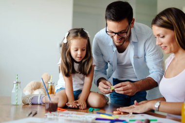 Birlikte mutlu ailesi harcama eğlenceli zaman evde