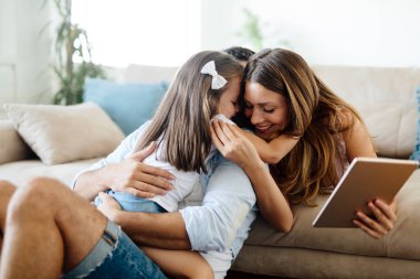 Birlikte mutlu ailesi harcama eğlenceli zaman evde