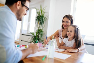 Birlikte mutlu ailesi harcama eğlenceli zaman evde