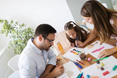 Mutlu aile eğleniyor evde vakit