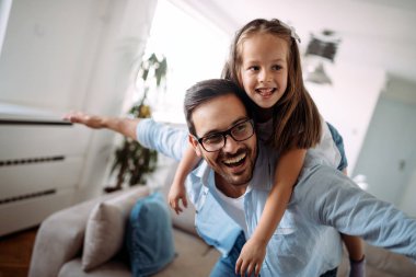 Mutlu aile eğleniyor evde vakit