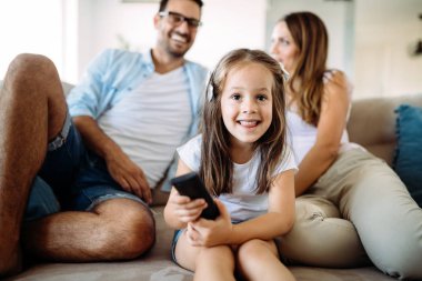 Mutlu aile eğlence zaman evde tv izleme