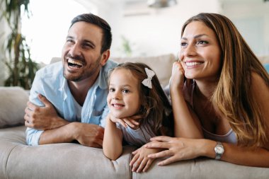 Mutlu aile eğlence zaman evde tv izleme