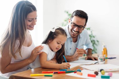 Mutlu aile eğleniyor evde vakit