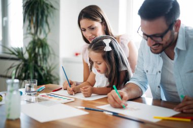 Mutlu aile eğleniyor evde vakit