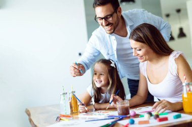 Mutlu aile eğleniyor evde vakit