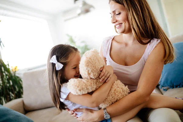 Retrato Madre Hija Con Oso Peluche Sala Estar — Foto de Stock