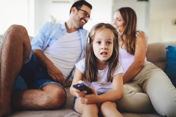 Junge Süße Mädchen Fernsehen Mit Ihren Eltern — Stockfoto