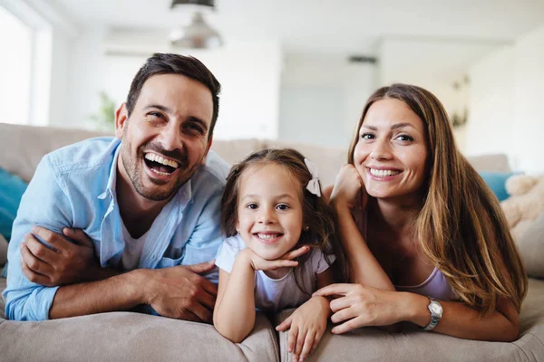 Televisiekijken Samen Hun Huis Gelukkige Familie — Stockfoto