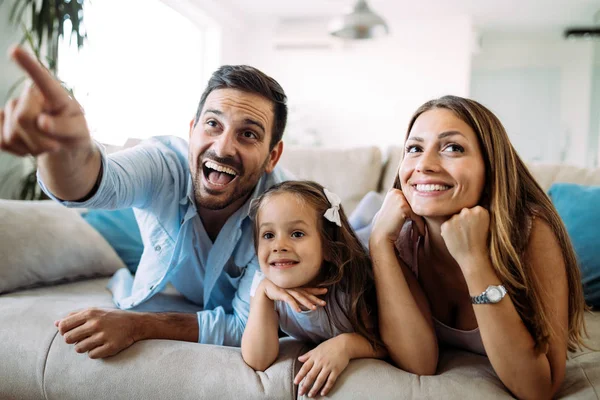 Ευτυχισμένη Οικογένεια Παρακολουθώντας Τηλεόραση Μαζί Στο Σπίτι Τους — Φωτογραφία Αρχείου