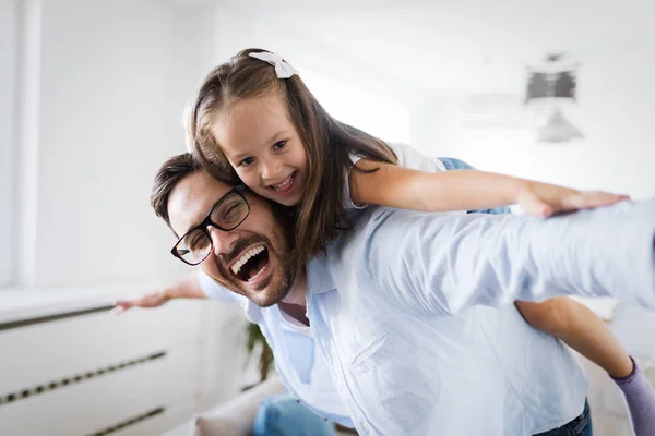 Glückliche Familie Die Spaß Zusammen Hause Hat — Stockfoto