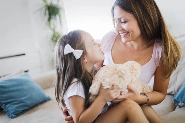 Feliz Familia Tener Divertido Tiempo Watchin Casa — Foto de Stock