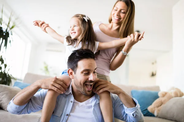 Lycklig Familj Kul Tid Tillsammans Hemma — Stockfoto