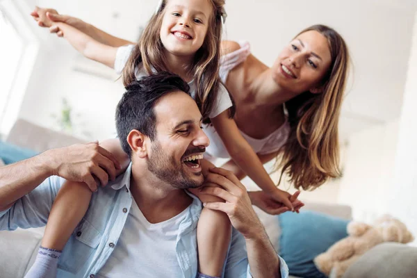 Lycklig Familj Kul Tid Tillsammans Hemma — Stockfoto