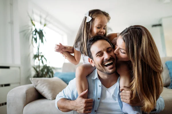 Familia Feliz Divirtiéndose Juntos Casa — Foto de Stock