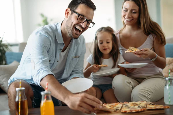 Portret Szczęśliwy Rodziny Dzielenie Pizza Razem Domu — Zdjęcie stockowe