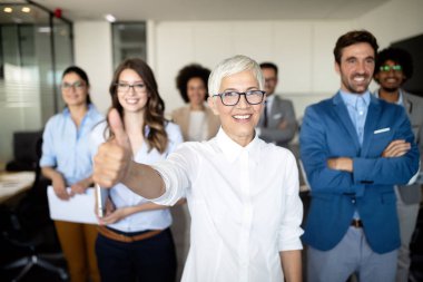 Ofisteki insanlardan oluşan başarılı bir iş grubu.