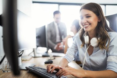 Ofisteki insanlardan oluşan başarılı bir iş grubu.