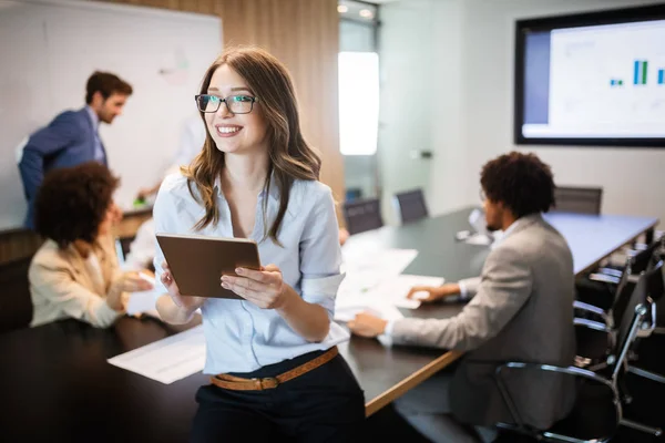 Groep Succesvolle Gelukkige Zakenmensen Aan Het Werk — Stockfoto