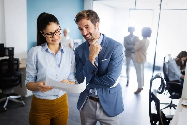 Gruppo Uomini Affari Successo Lavoro Ufficio Moderno — Foto Stock