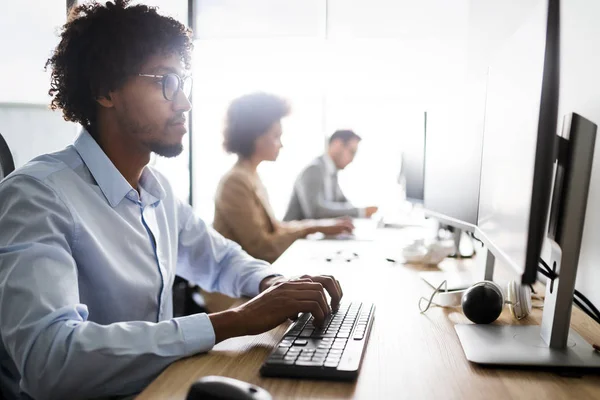 Programadores Que Cooperan Empresa Moderna Desarrollando Aplicaciones —  Fotos de Stock