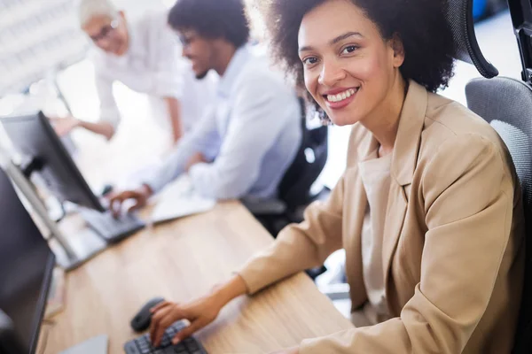 Programadores Que Cooperan Empresa Moderna Desarrollando Aplicaciones — Foto de Stock