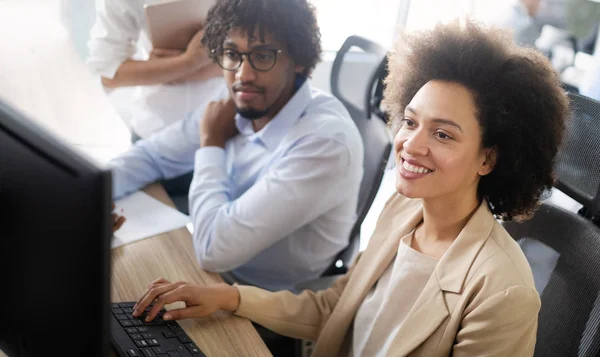 Programmeurs Travaillant Dans Bureau Entreprise Développement Logiciel — Photo