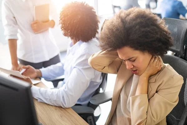 Молодая Чернокожая Деловая Женщина Испытывает Стресс Боль Офисе — стоковое фото