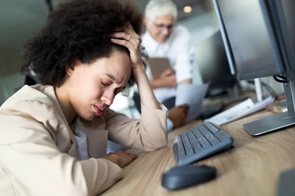 Porträtt Utmattad Ung Affärskvinna Som Sover Jobbet — Stockfoto