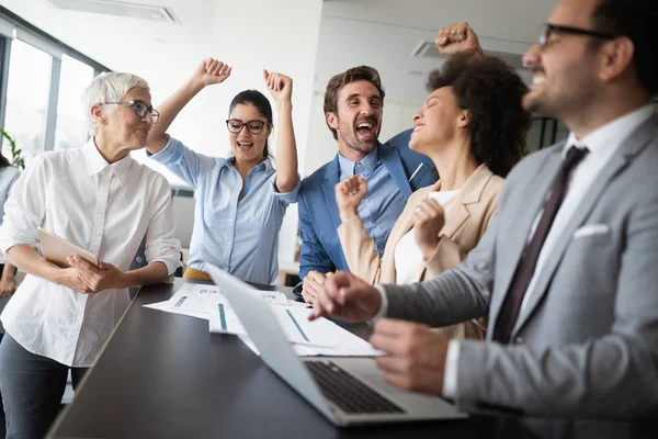 Equipo Negocios Que Celebra Buen Trabajo Oficina Moderna —  Fotos de Stock