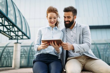 Genç çekici iş çift ofis binası yakınındaki açık yürüyüş