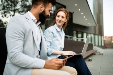 Söz ve açık gülümseyen genç iş arkadaşları