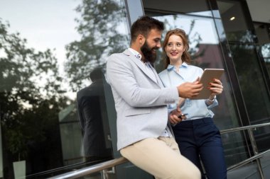 İş adamları veya iş adamı ve iş kadını çalışma açık, kullanma yastık ya da tablet bilgisayar