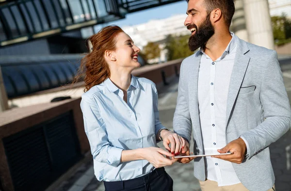 Jonge Aantrekkelijke Business Paar Wandelen Buiten Buurt Van Kantoorgebouw — Stockfoto