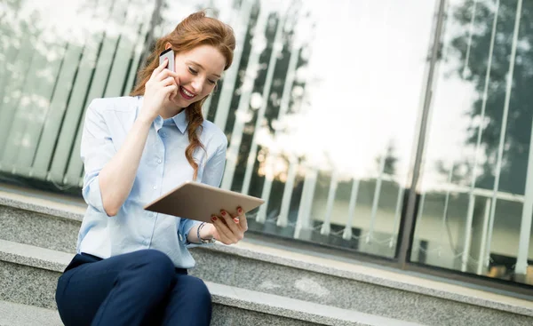 Ελκυστική Νεαρή Επιχειρηματίας Χρησιμοποιώντας Κινητό Τηλέφωνο Έξω Από Γραφείο — Φωτογραφία Αρχείου