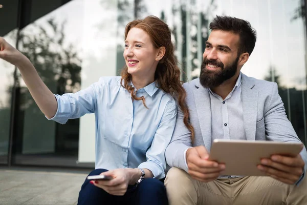 Collègues Affaires Parler Dehors Sur Pause Travail — Photo