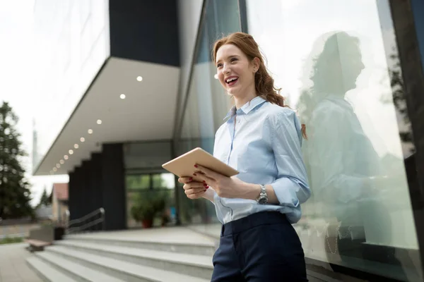 Retrato Mujer Negocios Exitosa Sonriendo Aire Libre — Foto de Stock