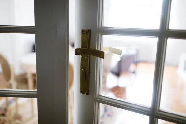 Kamar Dengan Pintu Modern Putih Terbuka Besar — Stok Foto