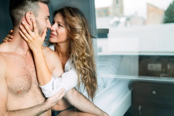 カップル セックス 黒のパンティーを彼女のブラジャーを押しながら男はベッドに横たわっている女性の背面図 — ストック写真