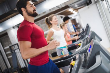 Yakışıklı delikanlı kardiyo eğitim salonunda treadmill yapıyor