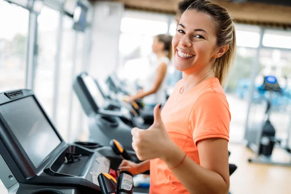 Grupo Amigos Haciendo Ejercicio Máquina Cinta Correr Gimnasio —  Fotos de Stock