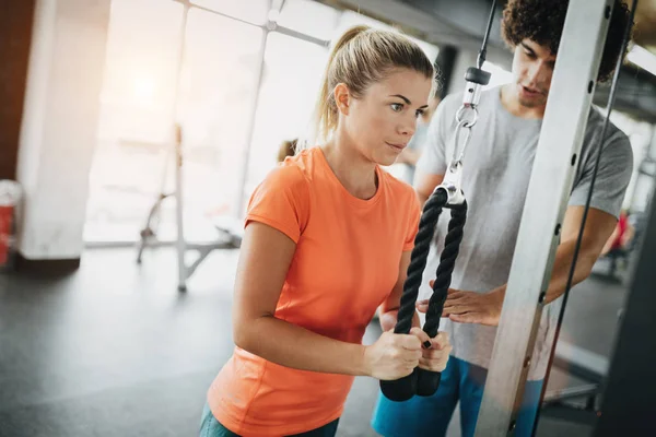 Belle Fille Travaillant Dans Salle Gym Avec Entraîneur Personnel — Photo