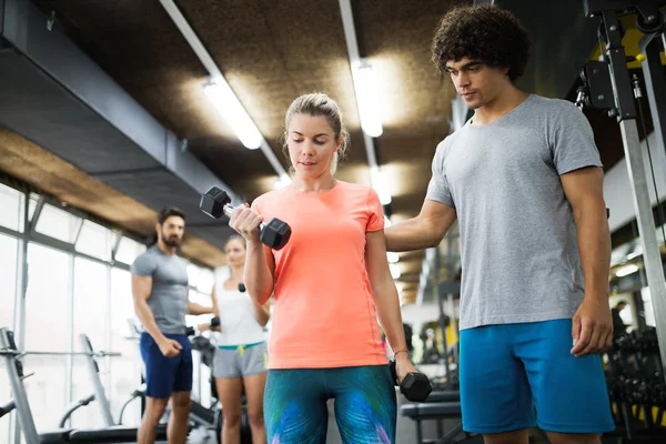 Spor salonunda antrenörle çalışan güzel bir kız.